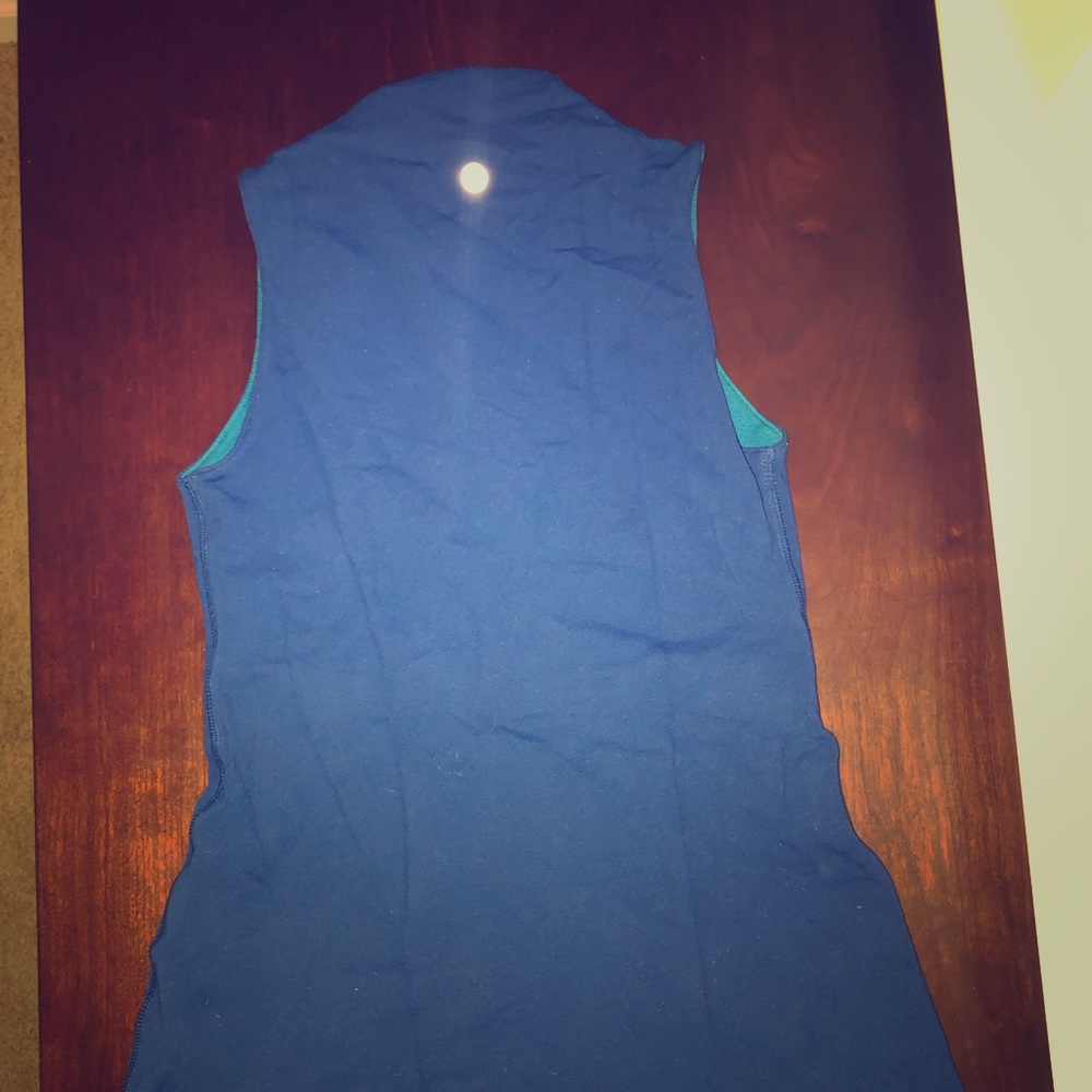 Sexy lululemon tank top with slip in the fron.